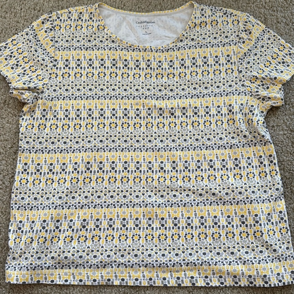 💜 3 for $10 Croft & Barrow Yellow and Gray Patterned Short Sleeve Tee